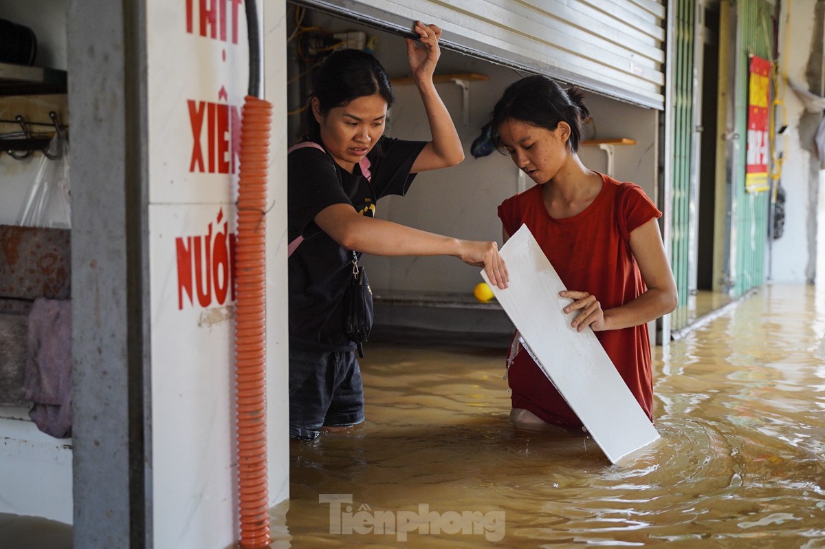 Hà Nội: Nước dâng cao cả mét, người dân dùng thuyền dọn đồ &quot;chạy lũ&quot; - Ảnh 11.