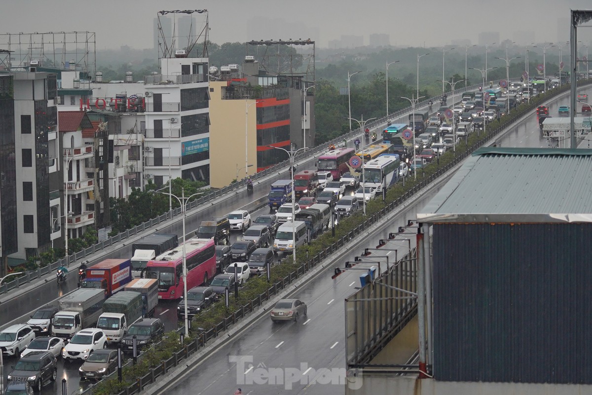 Hà Nội: Cầu Vĩnh Tuy ùn tắc nghiêm trọng trong nhiều giờ - Ảnh 2.