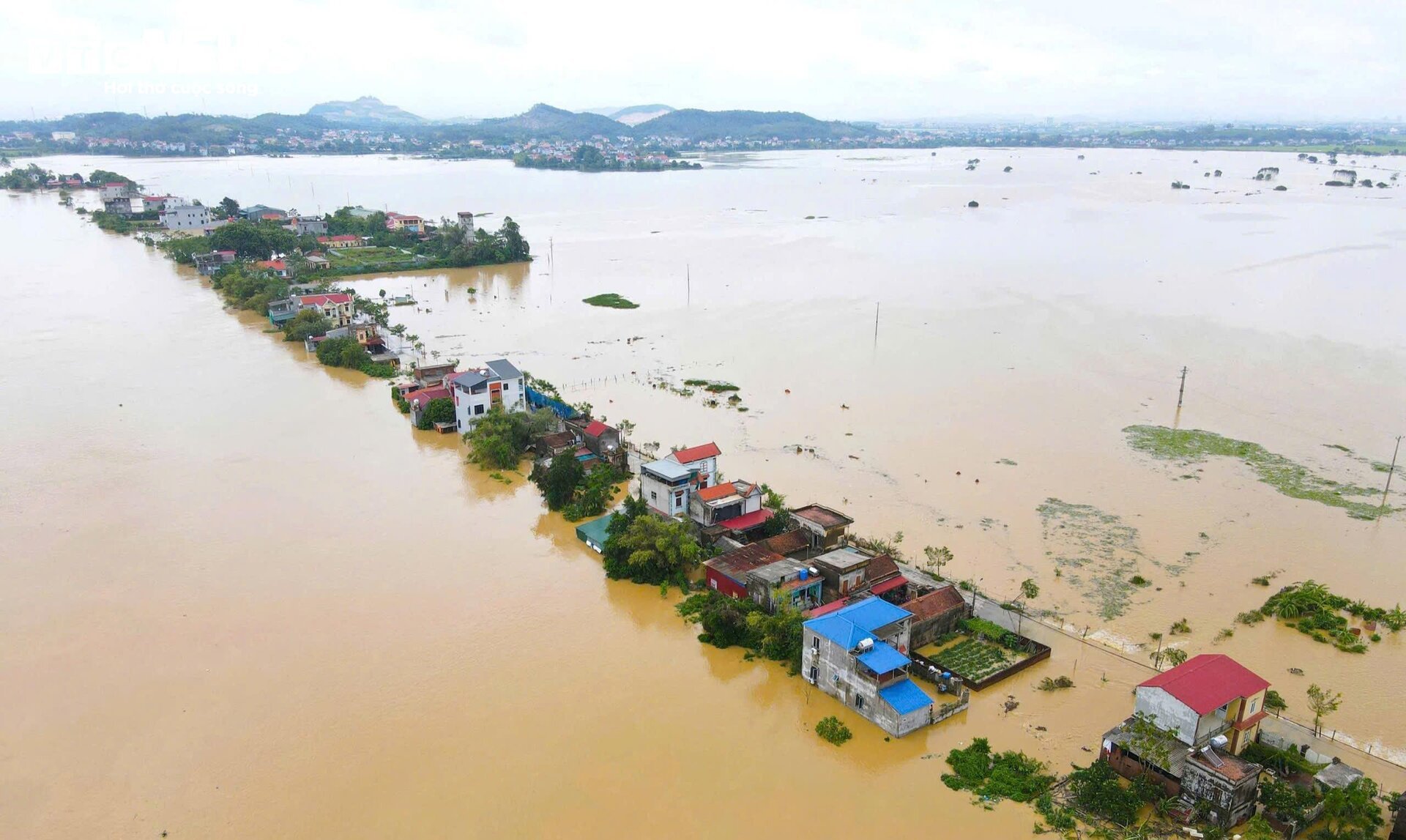 Lũ sông Cầu cao nhất trong gần 40 năm, 9.000 người dân Bắc Giang bị cô lập - Ảnh 2.