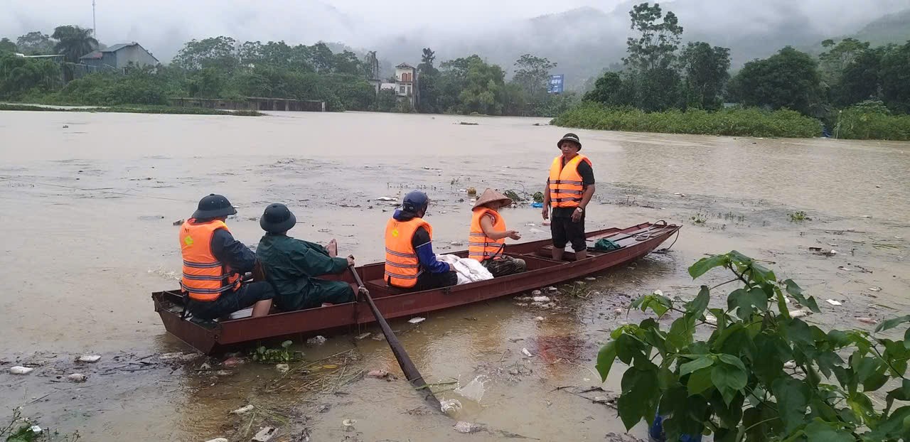 Nước sông Lô dâng cao trên mức báo động 3, Tuyên Quang ngập sâu trên 2m - Ảnh 9.