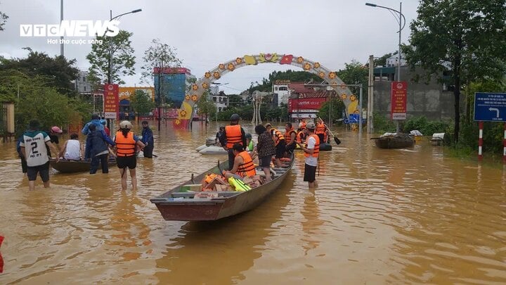 &quot;Trải qua kiếp nạn lũ lụt này, tôi thấm thía sự đùm bọc nhau khi hoạn nạn&quot;- Ảnh 2.