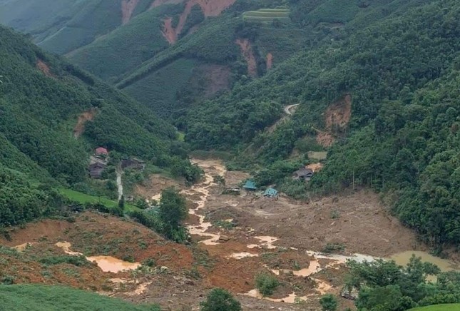 Chủ tịch Lào Cai mắt đỏ hoe, ngẹn ngào: 'Gần 100 năm qua tỉnh mới có số người chết và mất tích lớn vậy' - Ảnh 5.