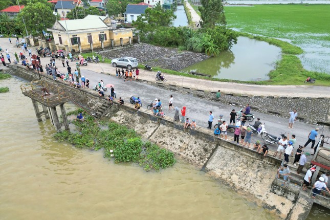 Ninh Bình: Lệnh khẩn cấp di dân xả lũ - Ảnh 1.