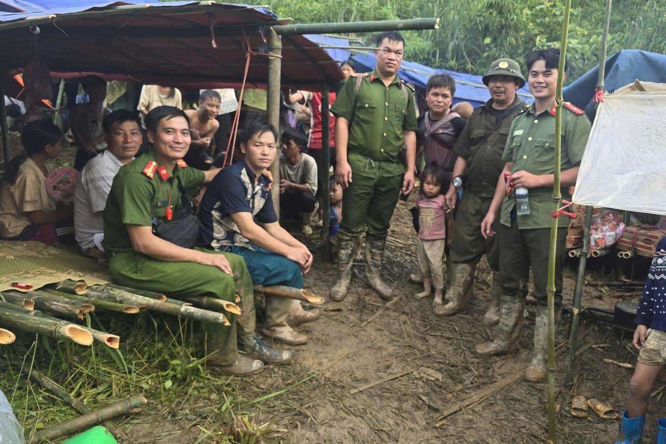 Tin vui nhất vụ 115 người &quot;mất tích&quot; ở Lào Cai: Cả thôn đã sơ tán sớm lên núi tránh lũ nên tất cả đều an toàn- Ảnh 1.