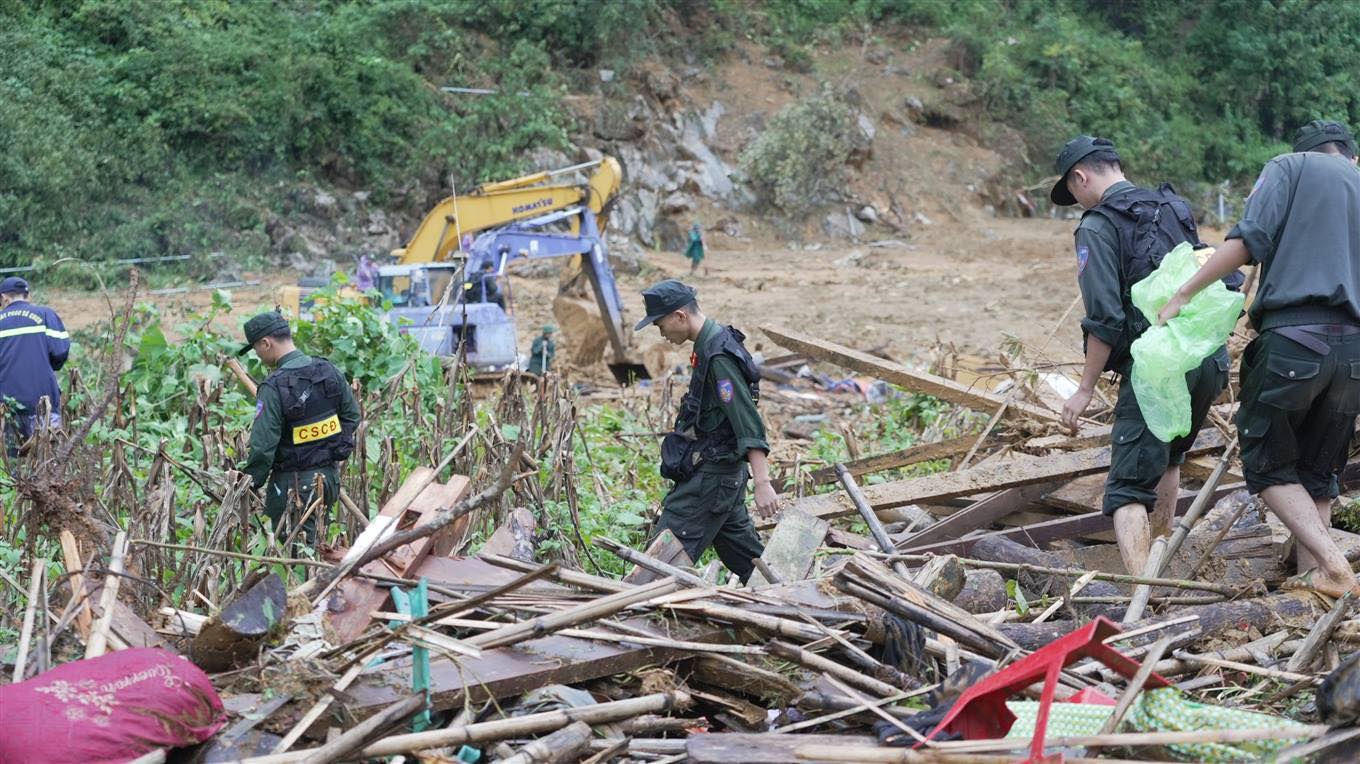 38 người tử vong do sạt lở ở Nguyên Bình: Cán bộ công an trực tiếp khiêng các thi thể đi bộ 20km - Ảnh 5.