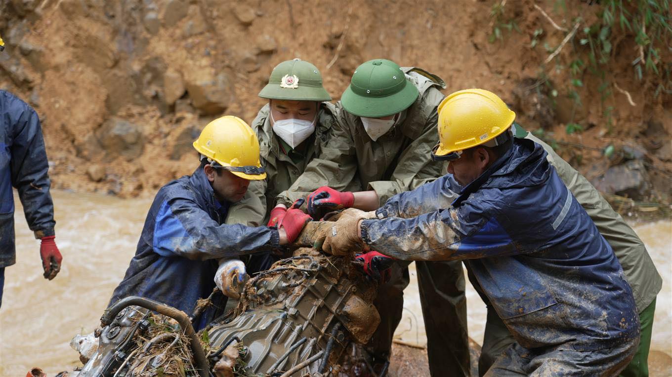 38 người tử vong do sạt lở ở Nguyên Bình: Cán bộ công an trực tiếp khiêng các thi thể đi bộ 20km - Ảnh 3.