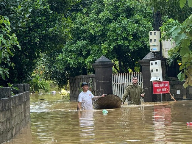 Chàng rể Tây tất bật nấu cơm, tiếp sức bà con vùng lũ - Ảnh 4.