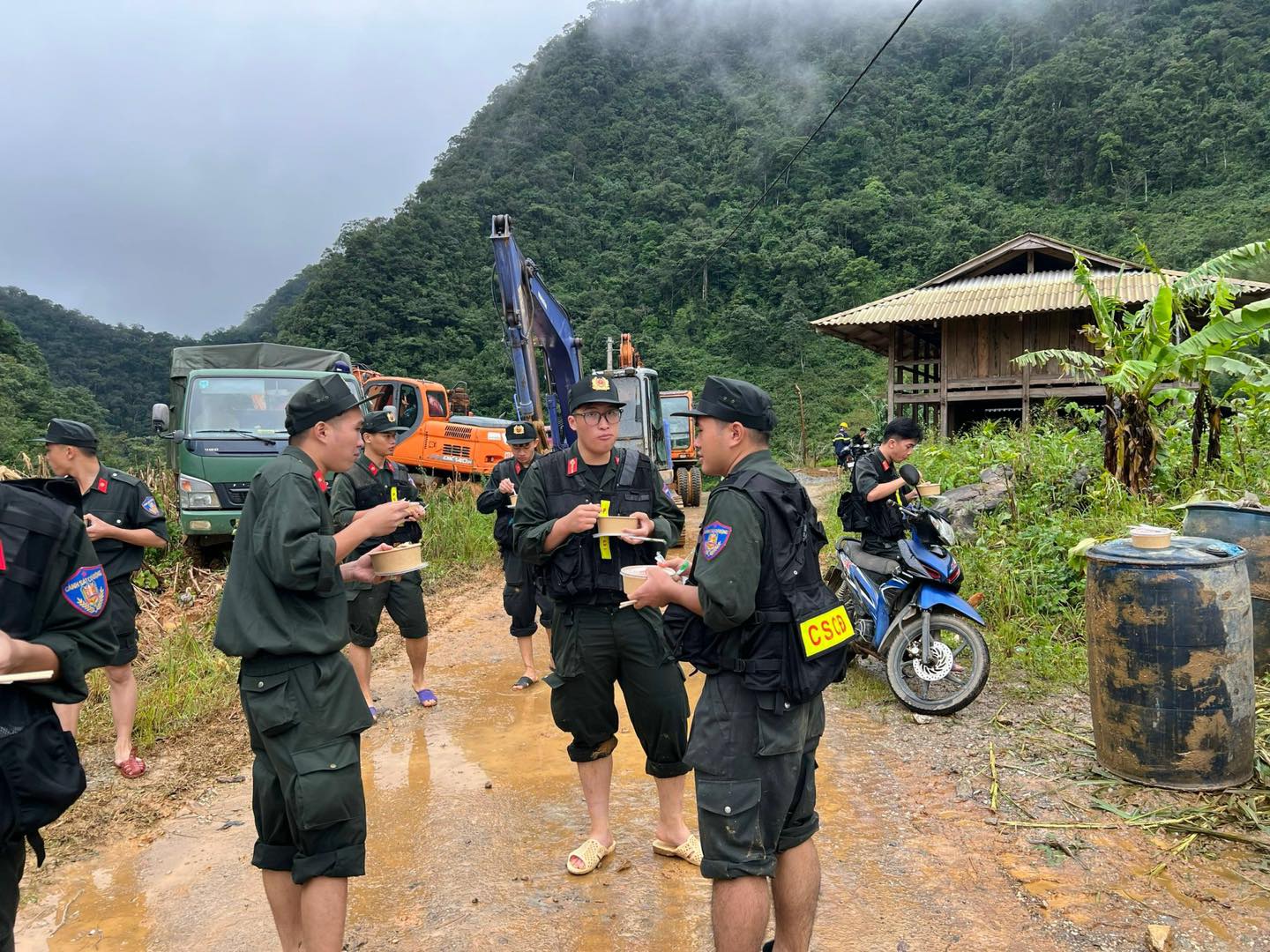 Vụ 38 người tử vong do sạt lở ở Nguyên Bình: Cán bộ công an trực tiếp khiêng thi thể đi bộ 20km - Ảnh 5.