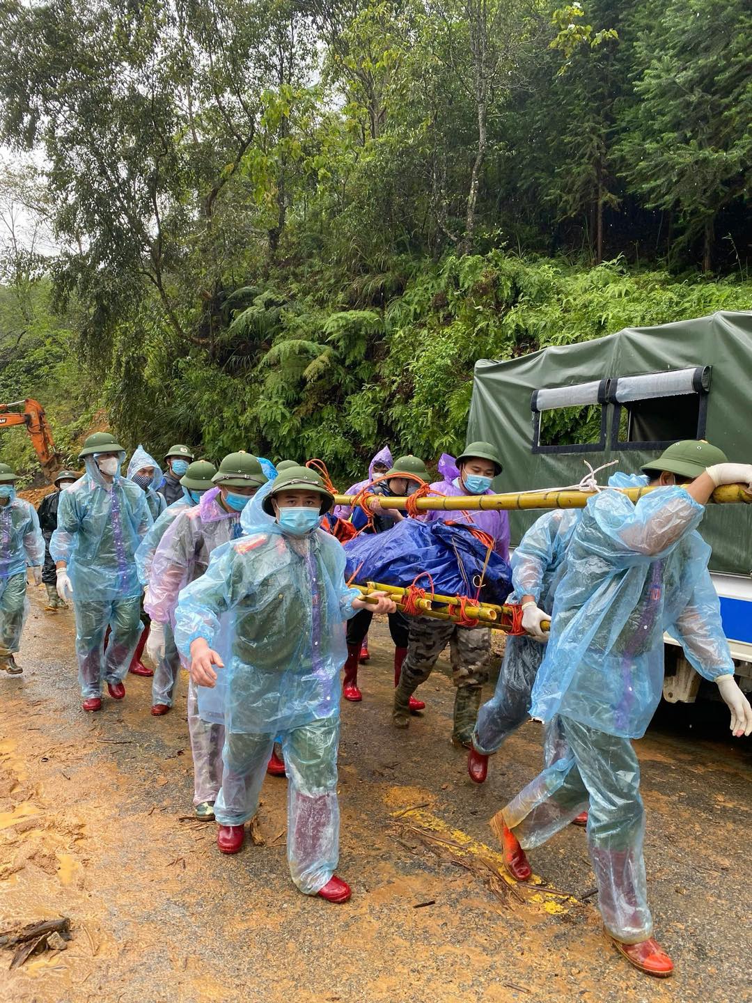 38 người tử vong do sạt lở ở Nguyên Bình: Cán bộ công an trực tiếp khiêng các thi thể đi bộ 20km - Ảnh 1.