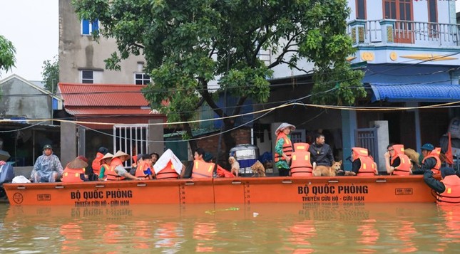 Hà Nội: Di dời 226 hộ dân ở Quốc Oai ra khỏi khu vực ngập sâu - Ảnh 1.