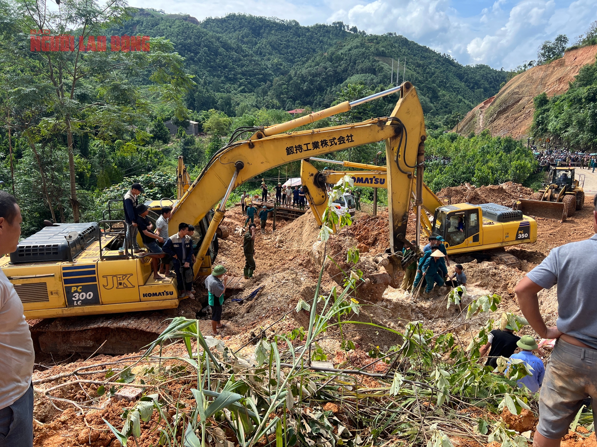 VIDEO: Sau tiếng nổ như bom, cả ngàn m3 đất đá ập xuống vùi lấp hai vợ chồng- Ảnh 2.