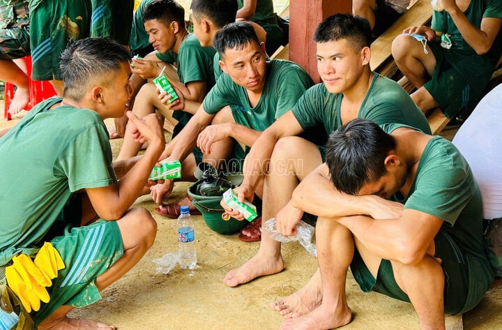 Tang thương bao trùm bản Làng Nủ: Những đứa trẻ mồ côi sau cơn lũ quét; Gia đình 5 người chỉ còn một- Ảnh 1.