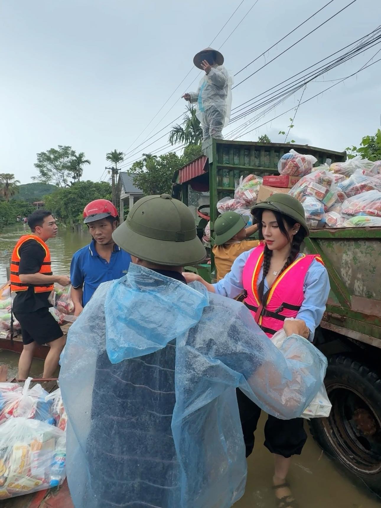 Dàn sao Việt có mặt cứu trợ ở các vùng bão lũ - Ảnh 1.