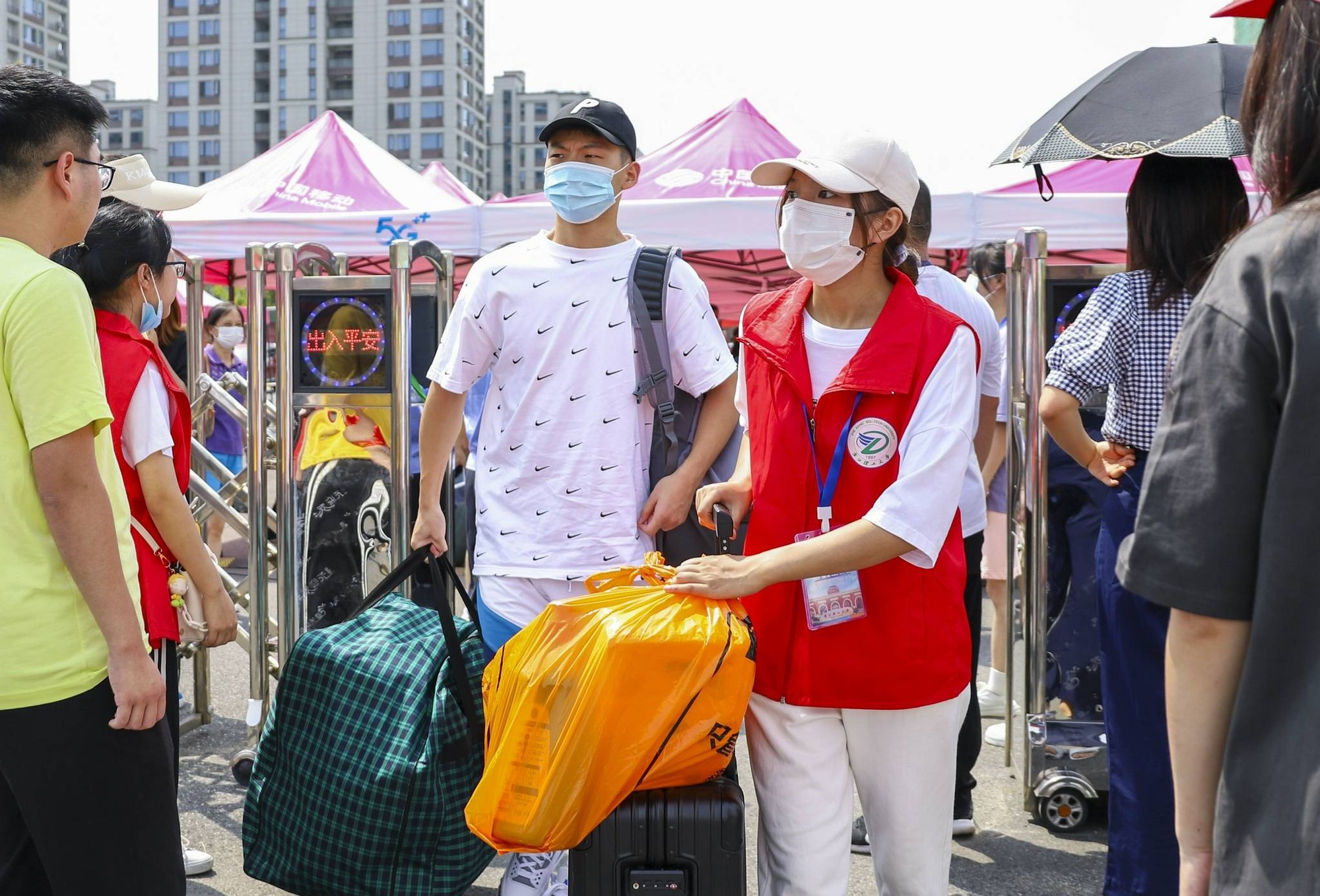 Nữ sinh lên thành phố nhập học tình cờ gặp &quot;đàn anh&quot; nhiệt tình ở ga tàu, 10 phút sau cô lập tức báo cảnh sát - Ảnh 1.