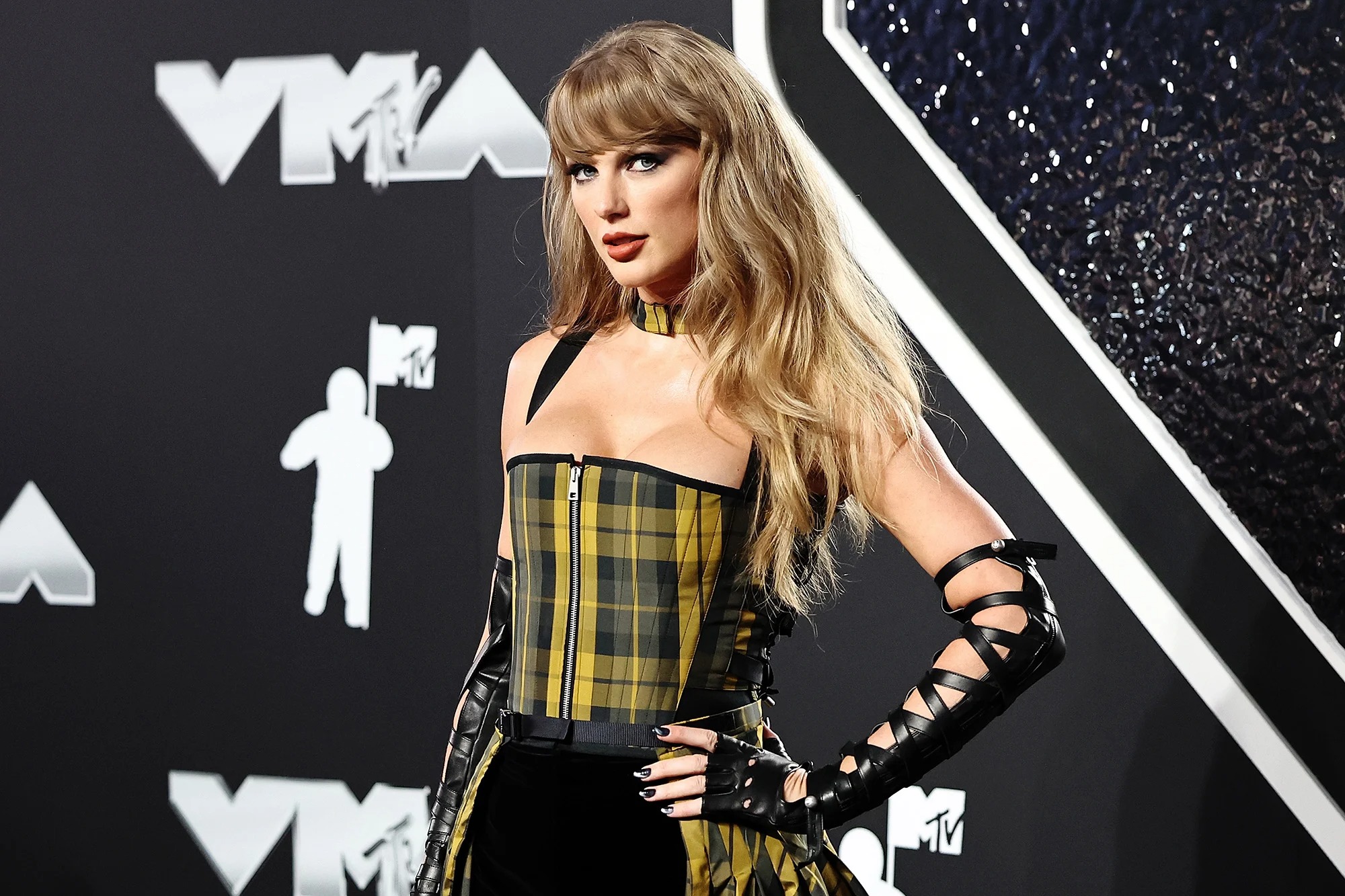 Siêu thảm đen VMAs 2024: Taylor Swift o ép vòng 1 cũng bị Lisa giật hết spotlight, bùng binh tình ái showbiz lần đầu đụng mặt! - Ảnh 11.