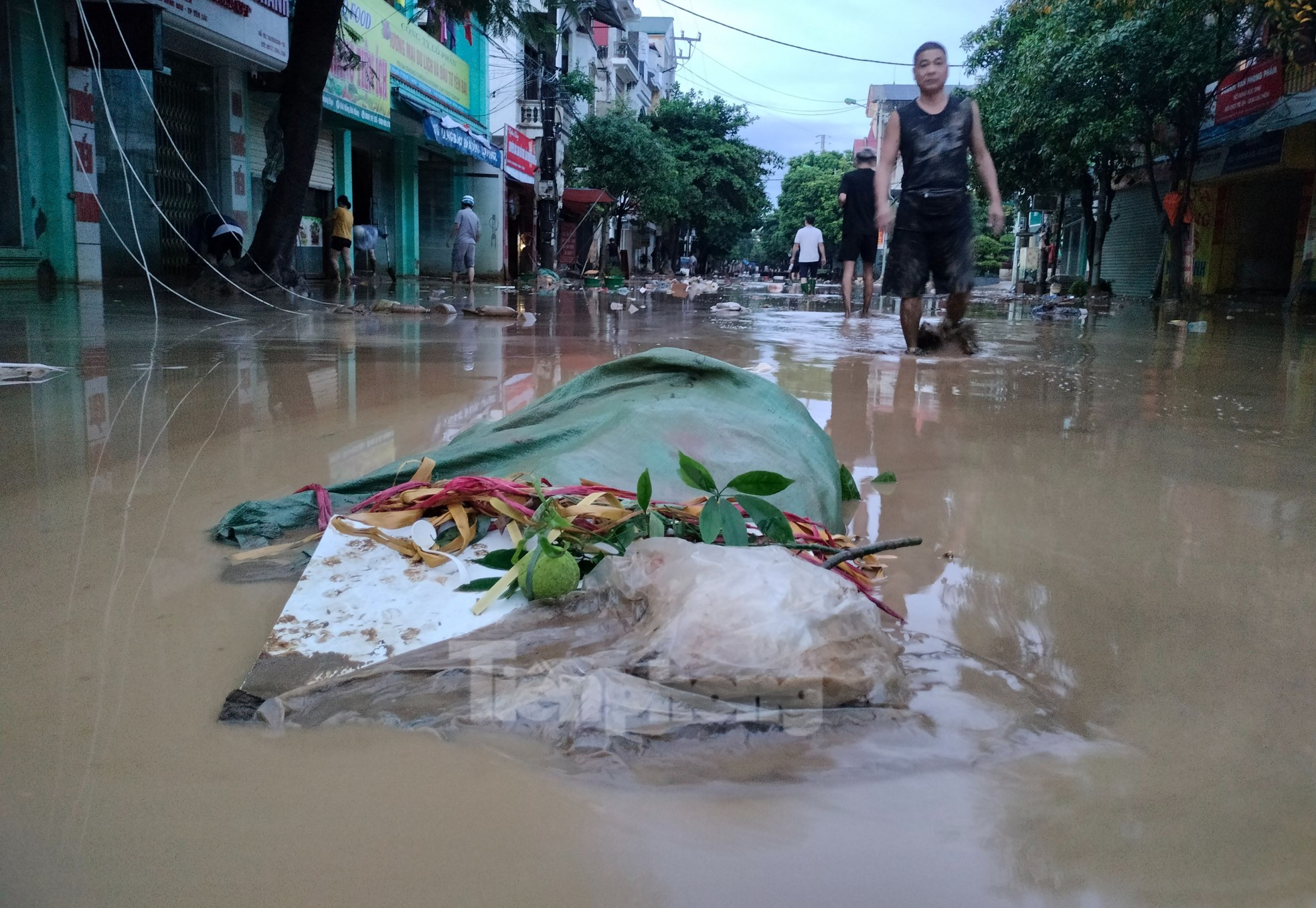 Nước rút, người dân thành phố Yên Bái tất bật dọn dẹp vệ sinh - Ảnh 4.