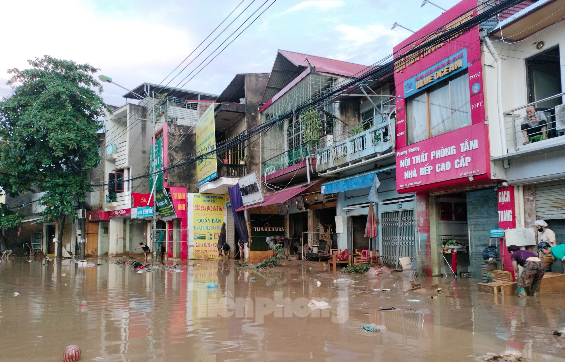 Nước rút, người dân thành phố Yên Bái tất bật dọn dẹp vệ sinh - Ảnh 6.