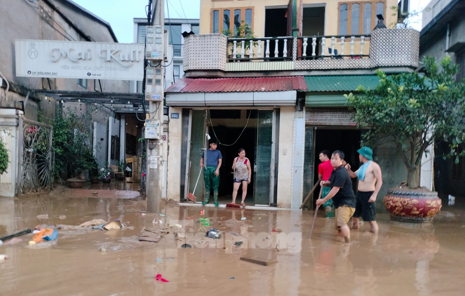 Nước rút, người dân thành phố Yên Bái tất bật dọn dẹp vệ sinh - Ảnh 8.