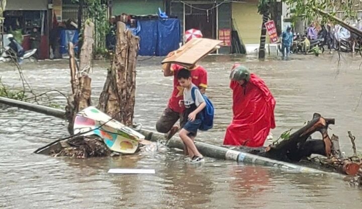 Đường v&agrave;o nh&agrave; ngập hơn nửa m&eacute;t, phụ huynh thu&ecirc; xe k&eacute;o đ&oacute;n con đi học về - Ảnh 1.
