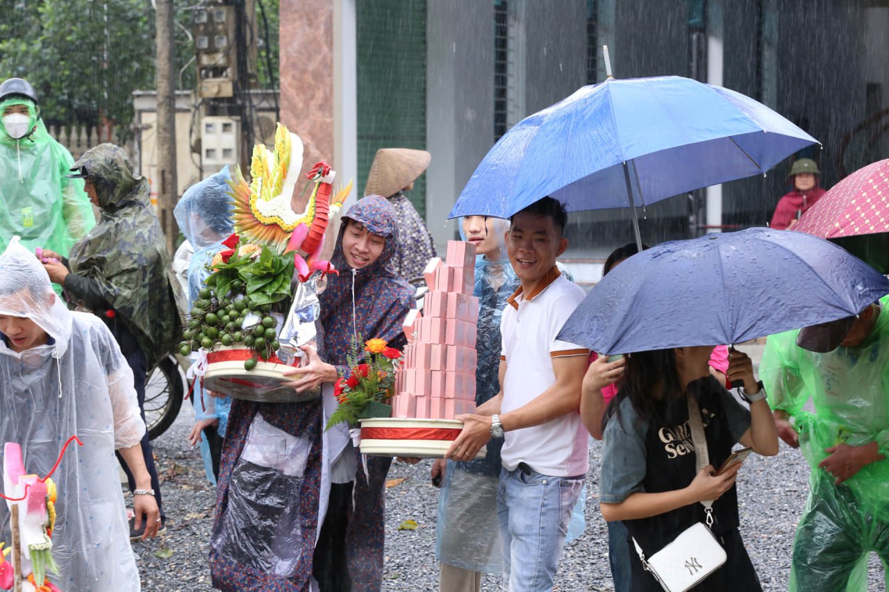 Đám cưới đặc biệt tại &quot;rốn lũ&quot; Hà Nội, cô dâu mặc trang phục &quot;xuề xoà&quot; về nhà chồng nhưng chẳng ai chê trách- Ảnh 3.