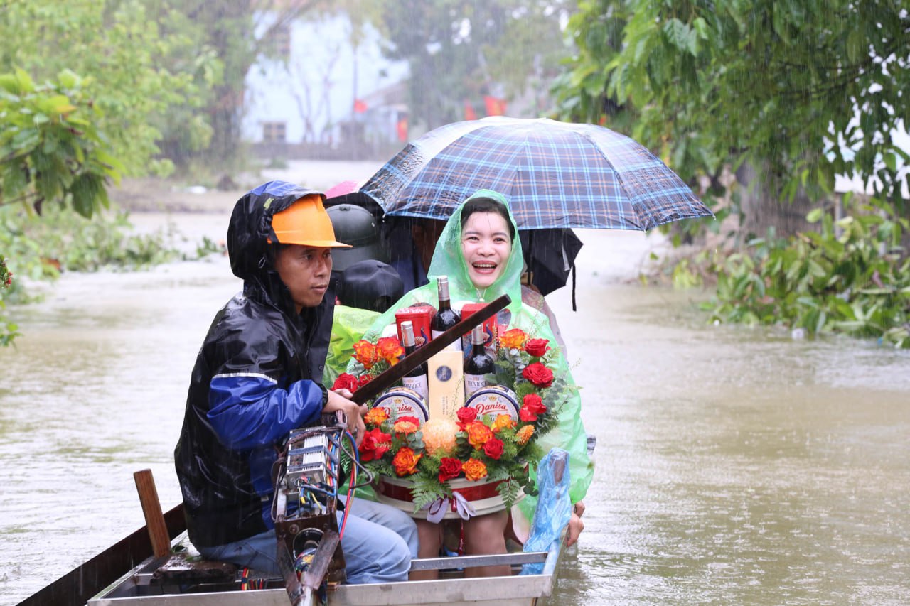 Đám cưới đặc biệt tại &quot;rốn lũ&quot; Hà Nội, cô dâu mặc trang phục &quot;xuề xoà&quot; về nhà chồng nhưng chẳng ai chê trách- Ảnh 6.