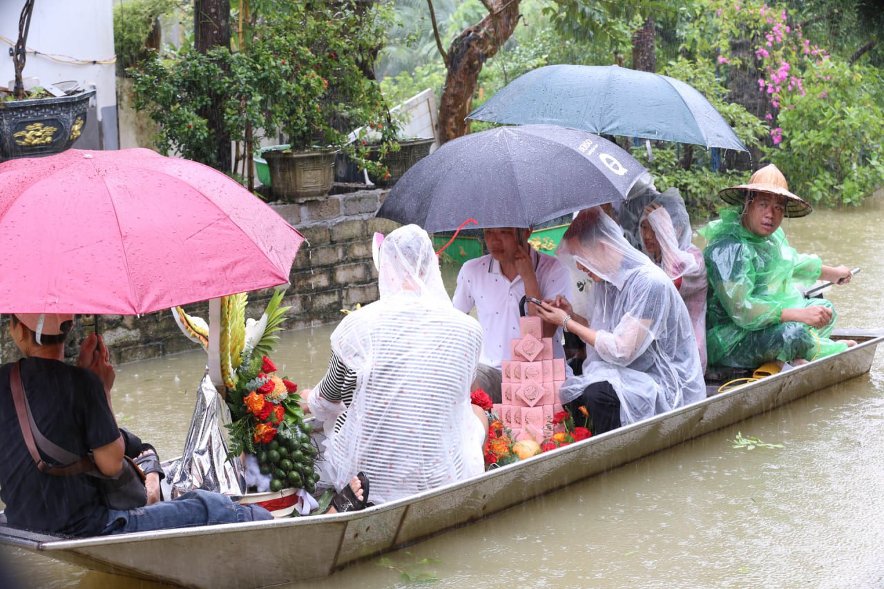 Đám cưới đặc biệt tại &quot;rốn lũ&quot; Hà Nội, cô dâu mặc trang phục &quot;xuề xoà&quot; về nhà chồng nhưng chẳng ai chê trách- Ảnh 5.