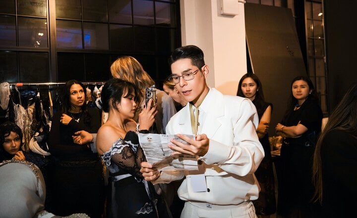 Nguyễn Hưng Phúc làm đạo diễn catwalk ở New York Fashion Week - Ảnh 1.