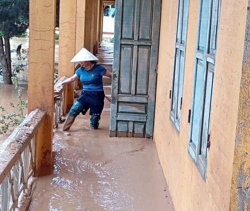 Thầy cô lội bùn dọn trường, sẵn sàng đón học sinh trở lại sau mưa lũ - Ảnh 1.