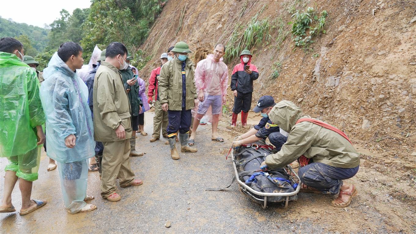 Vụ sạt lở đẩy xe khách, nhiều ôtô con xuống suối: Tìm thấy thi thể 26 nạn nhân- Ảnh 1.