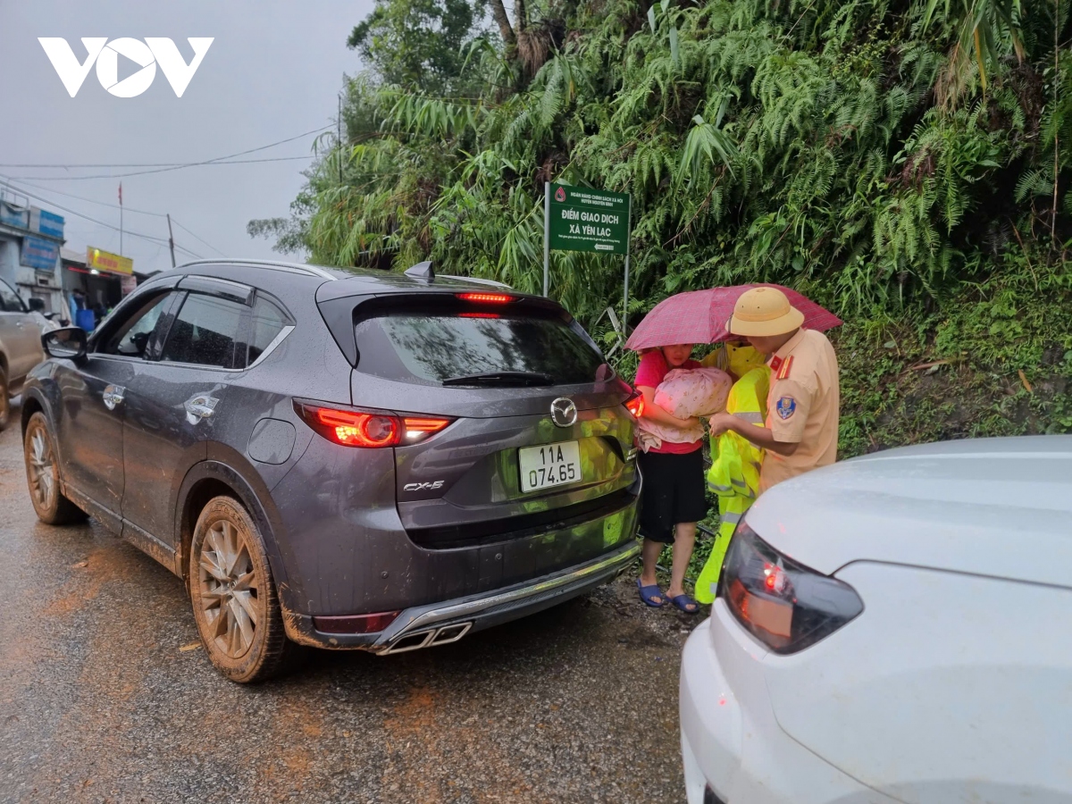 Vượt 20 km đường rừng đưa nạn nhân trở về với gia đình - Ảnh 17.