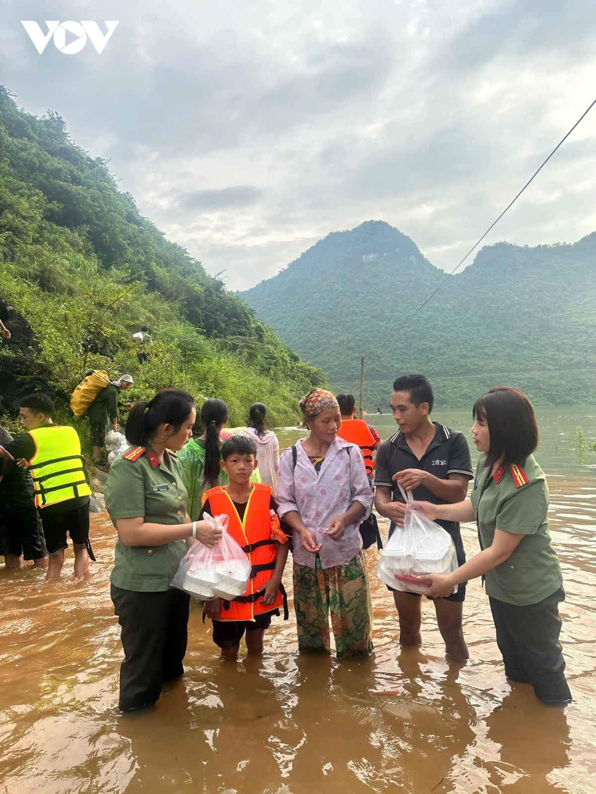 Vượt 20 km đường rừng đưa nạn nhân trở về với gia đình - Ảnh 20.