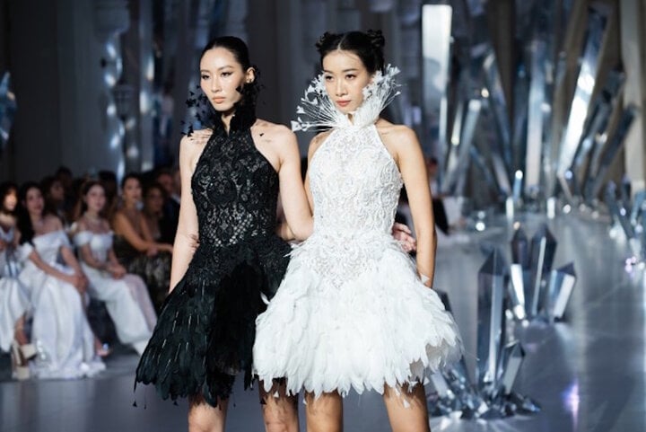 Tạp chí Vogue Singapore khen show diễn của NTK Chung Thanh Phong - Ảnh 3.