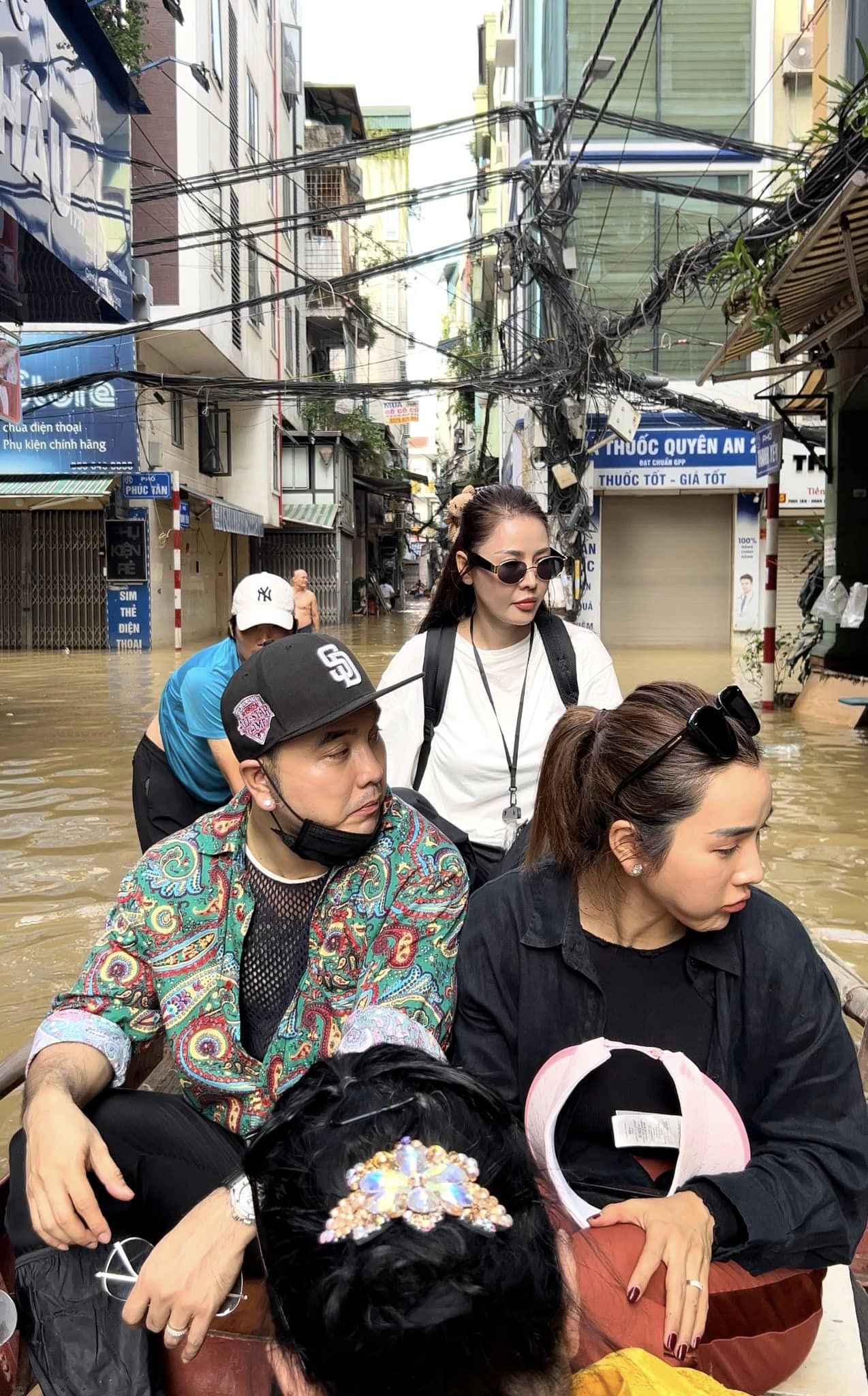 Quế Vân lên tiếng việc đi thuyền làm từ thiện ở &quot;khu nhà giàu&quot; và lý do Ưng Hoàng Phúc không lội nước - Ảnh 1.