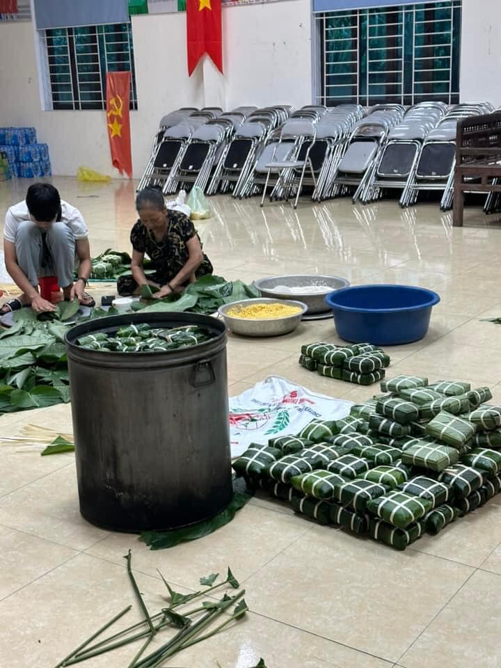 Bé trai lấm lem bùn đất ngồi bên đường thưởng thức miếng bánh cứu trợ một cách ngon lành: &quot;Một miếng khi đói bằng một gói khi no&quot; - Ảnh 2.