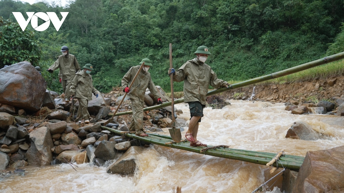 Vượt 20 km đường rừng đưa nạn nhân trở về với gia đình - Ảnh 6.