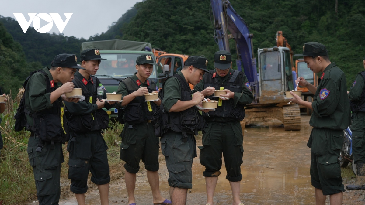 Vượt 20 km đường rừng đưa nạn nhân trở về với gia đình - Ảnh 12.