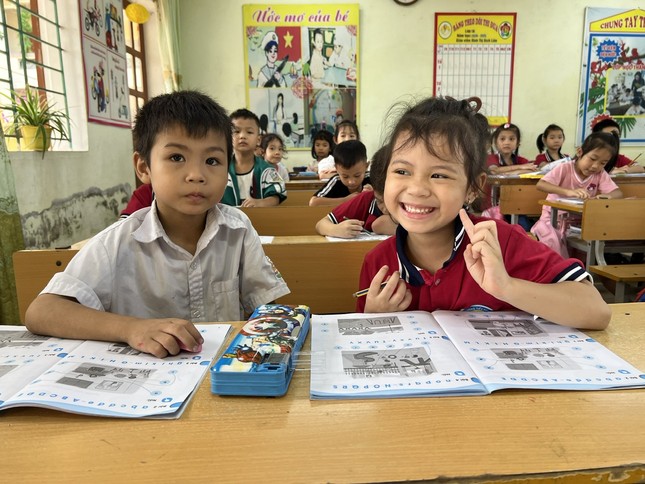 Hà Nội: Hàng trăm trường phải học trực tuyến, thầy trò tất tả "chạy" bão lũ - Ảnh 1.