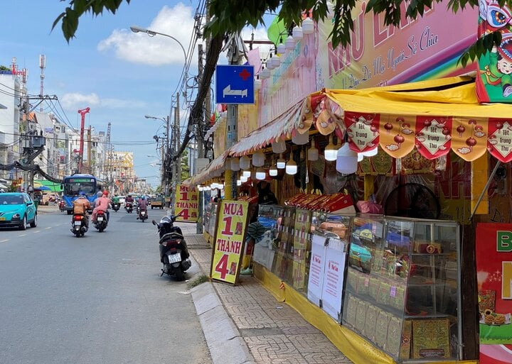 Bánh Trung thu khuyến mãi ‘ảo’, mua 1 thành 4 khắp TP.HCM - Ảnh 1.