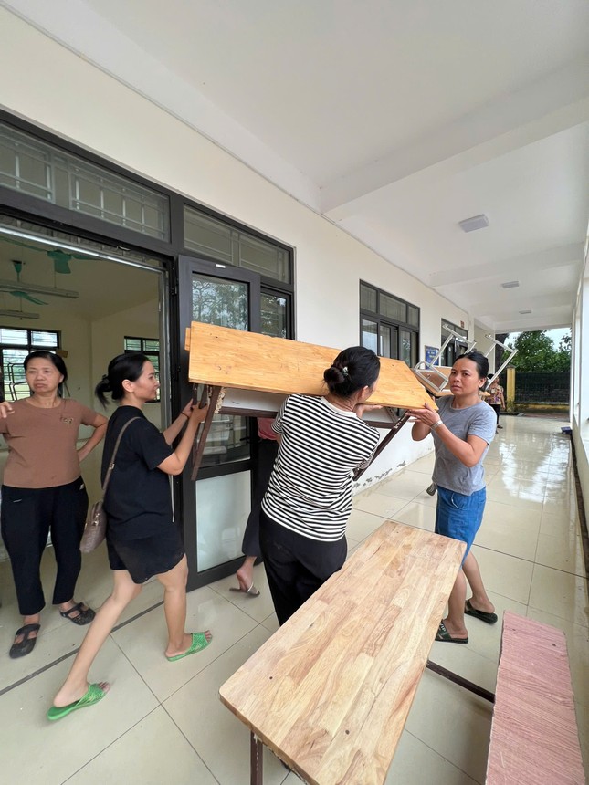 Hà Nội: Hàng trăm trường phải học trực tuyến, thầy trò tất tả &quot;chạy&quot; bão lũ - Ảnh 2.