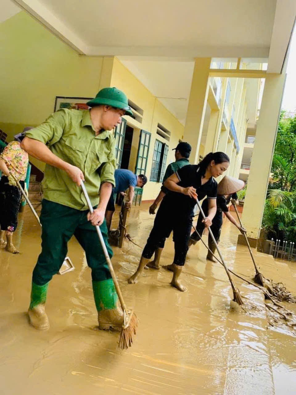 Ngày thứ 3 tìm kiếm nạn nhân ở Làng Nủ: Tiếp tục huy động thêm người tìm kiếm nạn nhân; Thầy cô oằn mình dọn bùn đất trong trường- Ảnh 4.