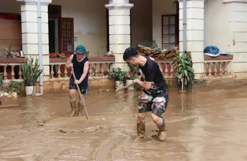 Triển khai các biện pháp phòng chống dịch, vệ sinh môi trường sau mưa lũ - Ảnh 1.