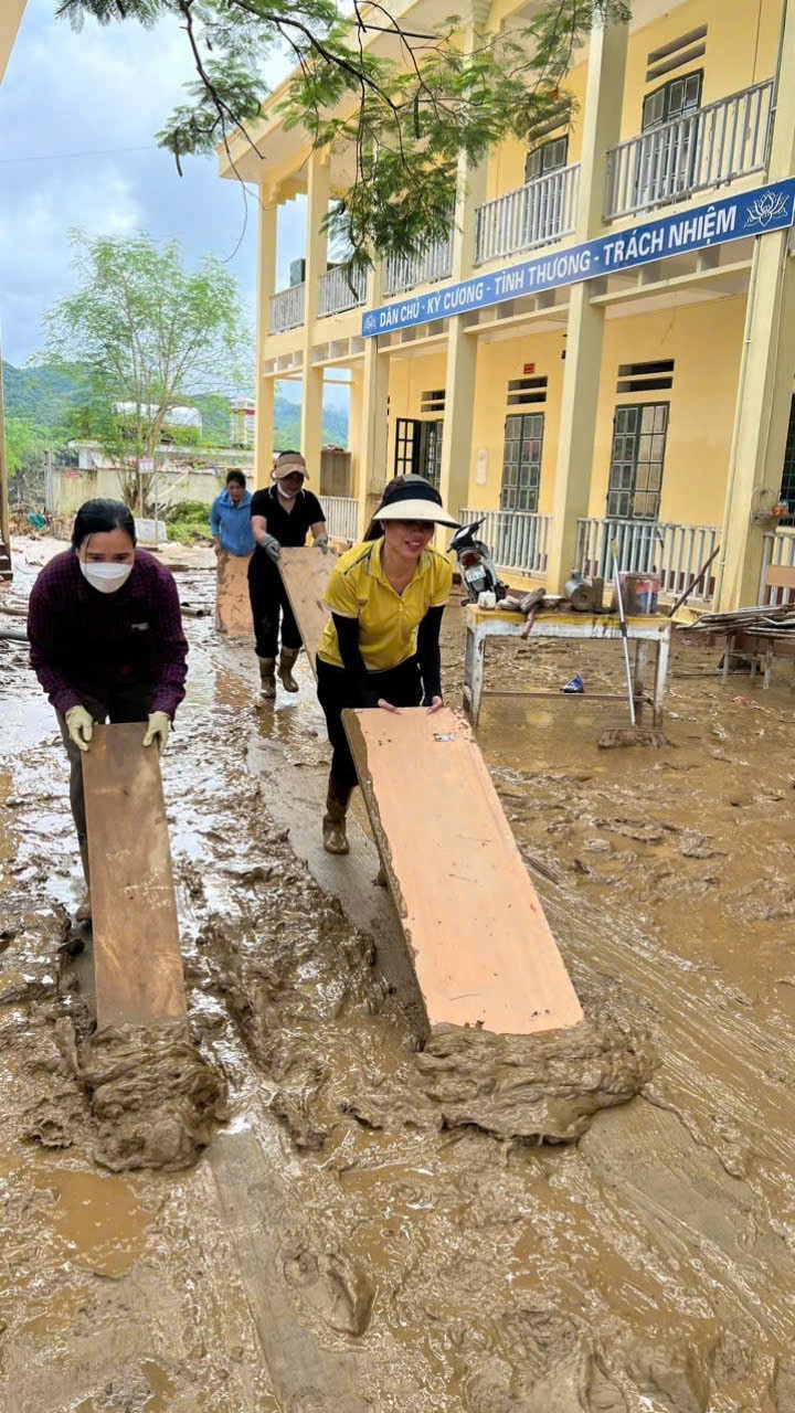 Ngày thứ 3 tìm kiếm nạn nhân ở Làng Nủ: Tiếp tục huy động thêm người tìm kiếm nạn nhân; Thầy cô oằn mình dọn bùn đất trong trường- Ảnh 5.