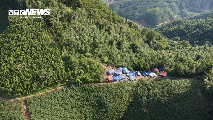 Trưởng thôn Kho Vàng kể 8 giờ chạy đua đưa 115 người lên núi tránh sạt - Ảnh 2.