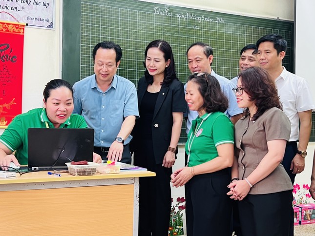 Hà Nội: Hàng trăm trường phải học trực tuyến, thầy trò tất tả "chạy" bão lũ - Ảnh 4.