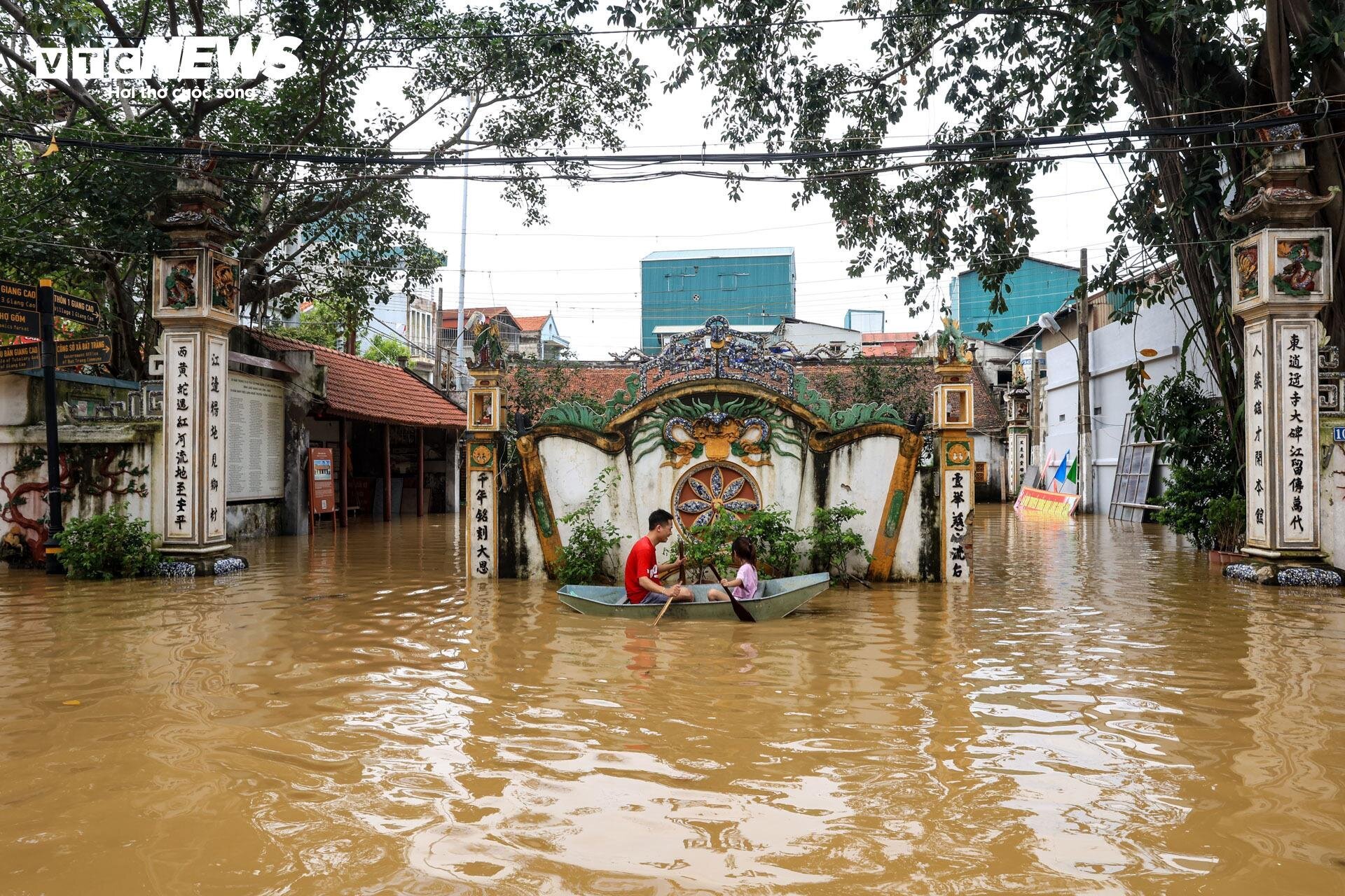 Tiểu thương làng gốm Bát Tràng mất cả trăm triệu chỉ sau một đêm lũ - Ảnh 5.