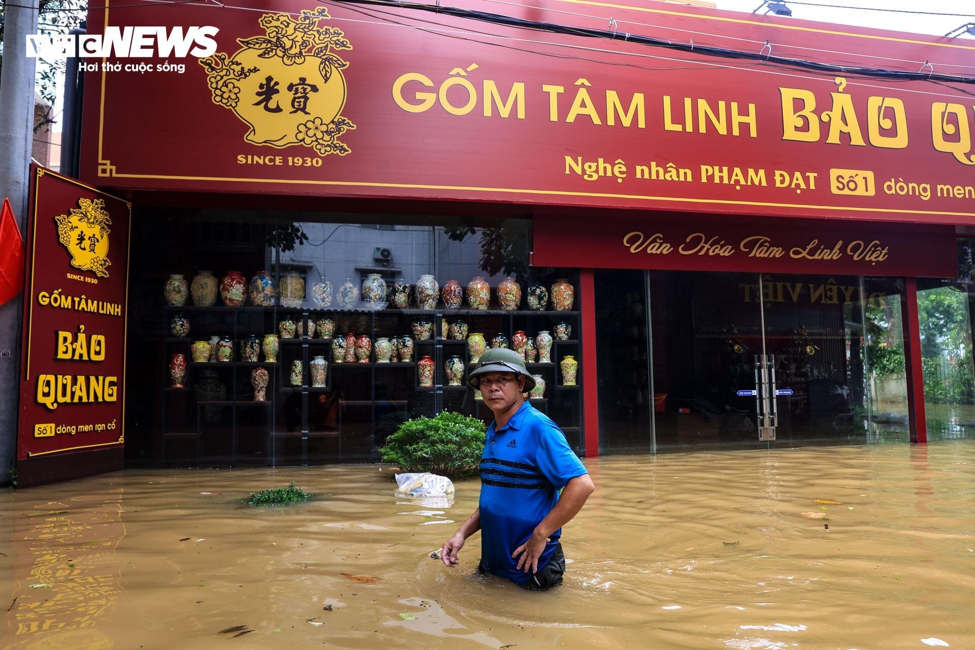 Tiểu thương làng gốm Bát Tràng mất cả trăm triệu chỉ sau một đêm lũ - Ảnh 11.