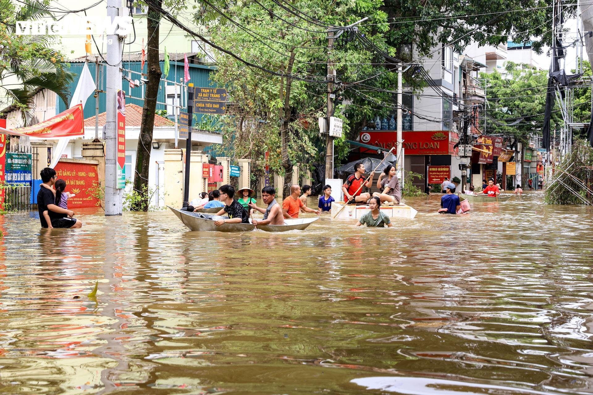 Tiểu thương làng gốm Bát Tràng mất cả trăm triệu chỉ sau một đêm lũ - Ảnh 2.