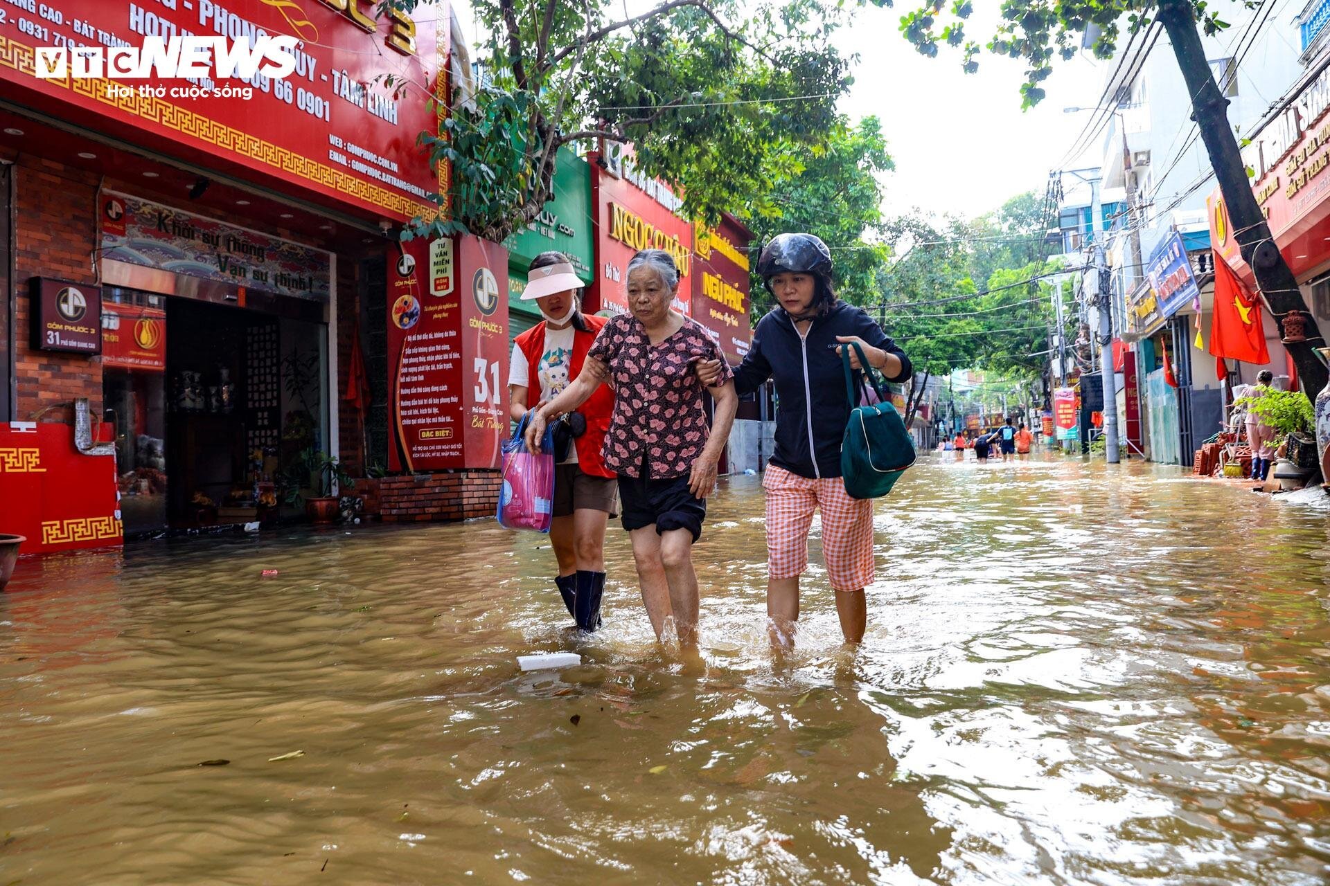 Tiểu thương làng gốm Bát Tràng mất cả trăm triệu chỉ sau một đêm lũ - Ảnh 14.