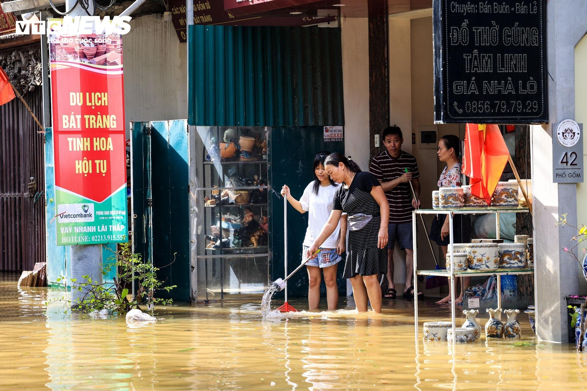 Tiểu thương làng gốm Bát Tràng mất cả trăm triệu chỉ sau một đêm lũ - Ảnh 17.