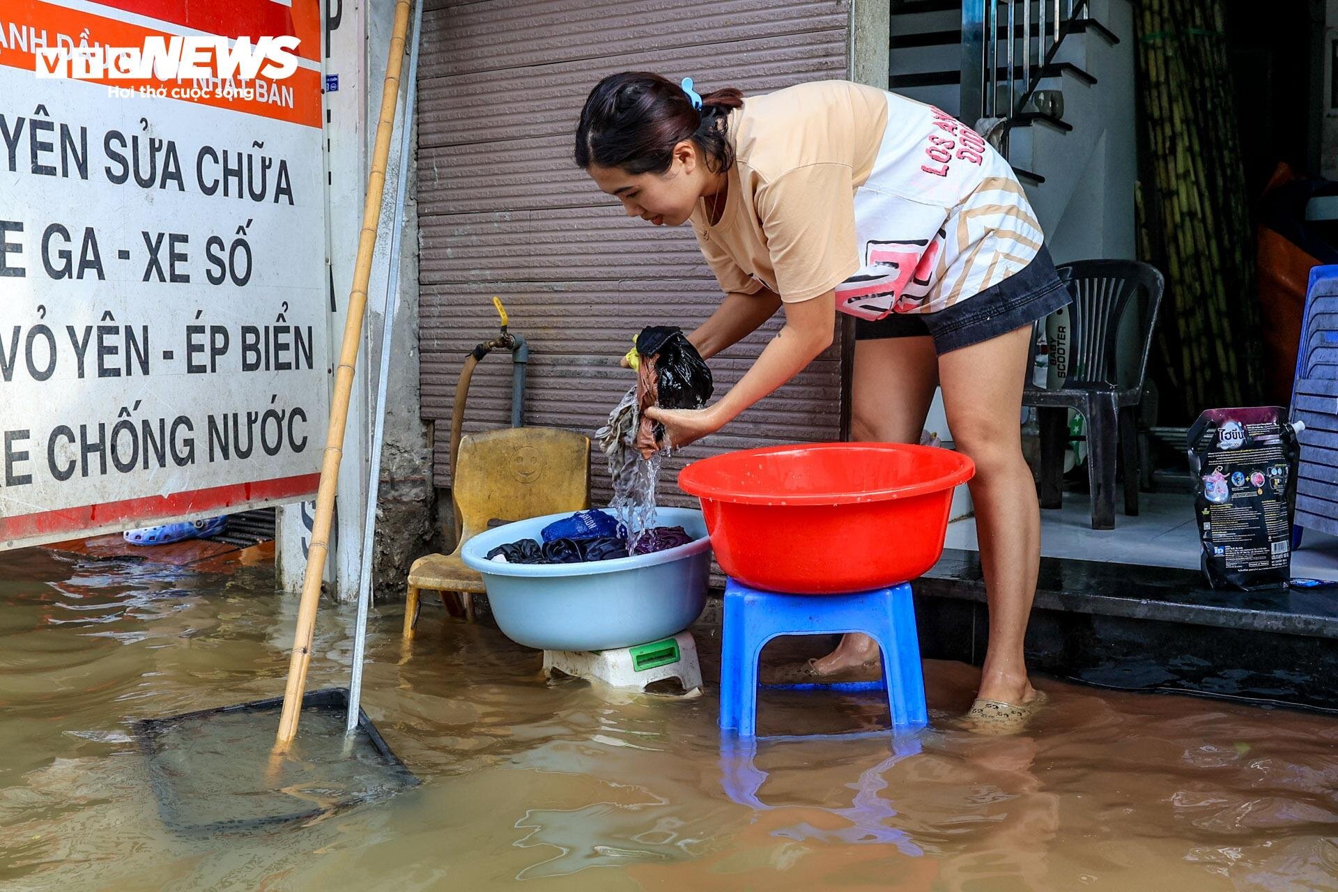 Tiểu thương làng gốm Bát Tràng mất cả trăm triệu chỉ sau một đêm lũ - Ảnh 18.